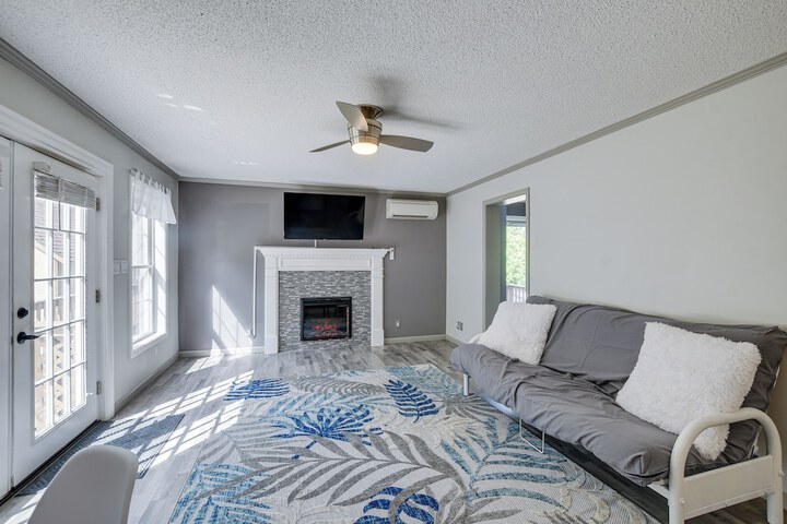 Group-friendly Myrtle Beach House w / Deck