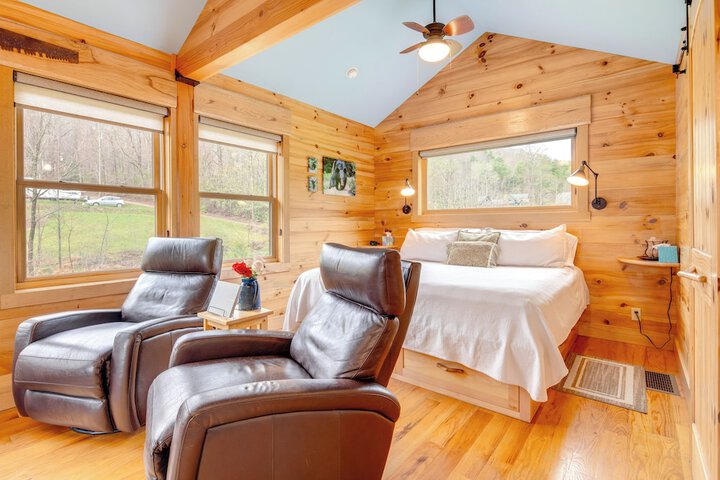 Sawyers Cabin w / Hot Tub in Blue Ridge Mtns!