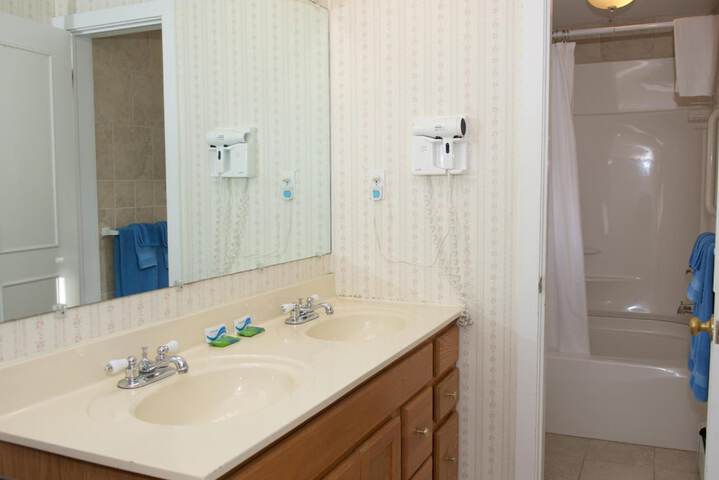 Room 33 of 47