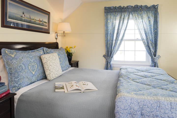 Old Harbor Inn