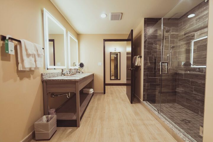 Room 53 of 215