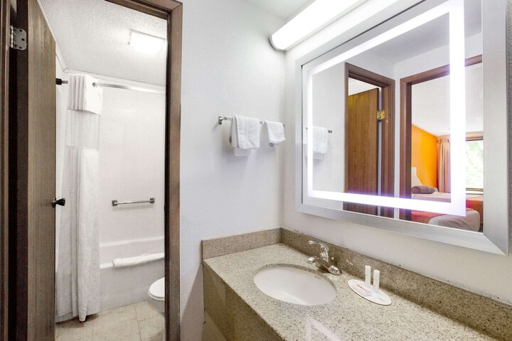 Room 6 of 18