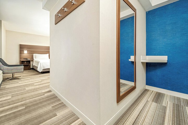 Room 34 of 348