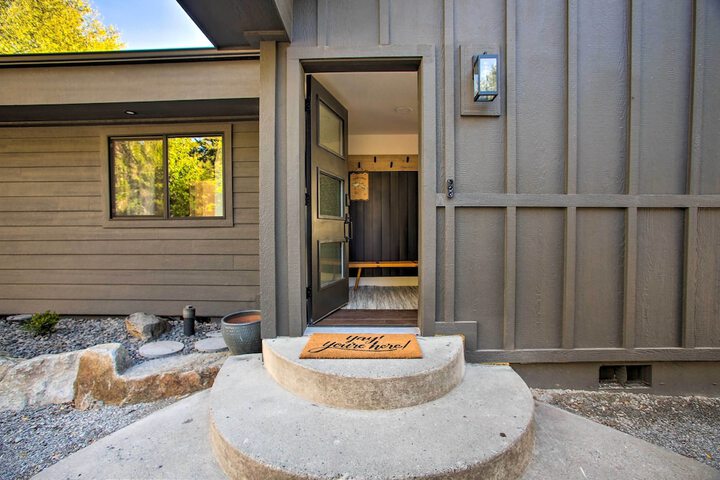 A Contemporary Dream: Lakefront Rathdrum Oasis!