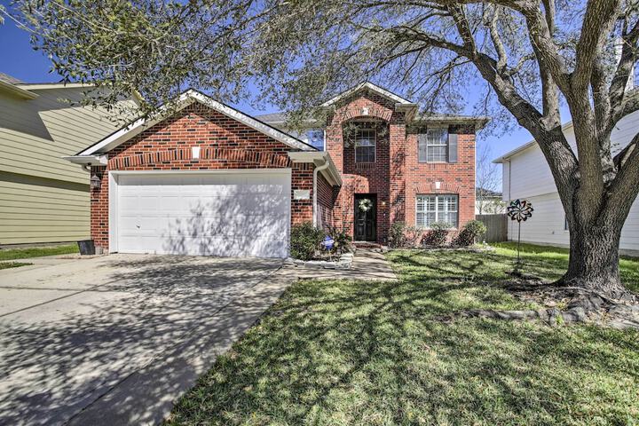 Luxe Home 30 Miles to Houston w / Pool & Grill