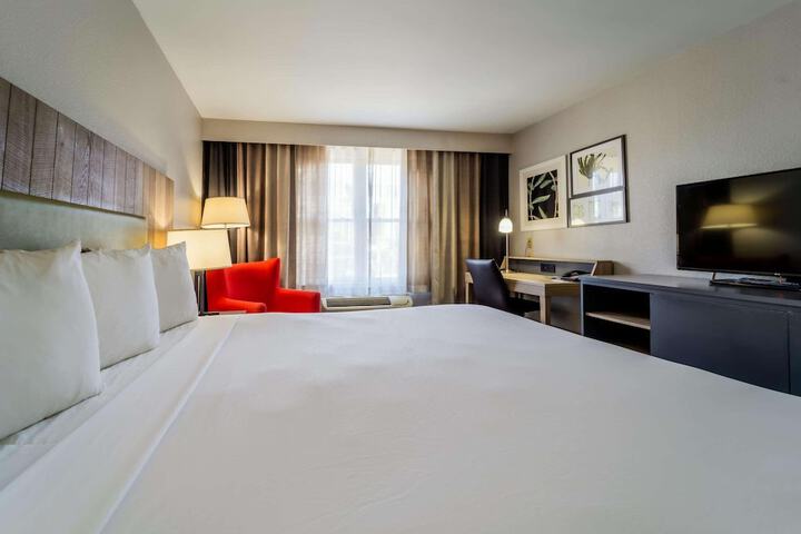 Room 6 of 18