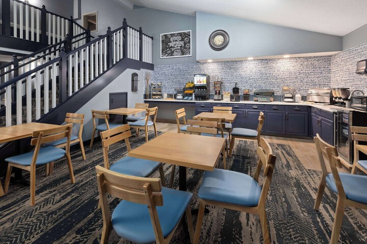 AmericInn by Wyndham North Branch