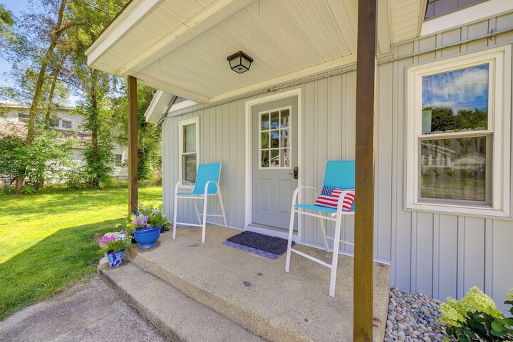 Wayland Retreat w / Deck: Walk to Downtown!