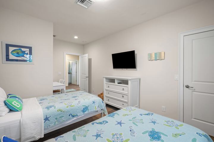 Sardinia Vacation Rental: Delightful Coastal Home near Vanderbilt Beach. Relax in a Private Pool and Spacious 4-BR Retreat with Modern Amenities. Ideal for Families. Minutes from Mercato and Local Attractions