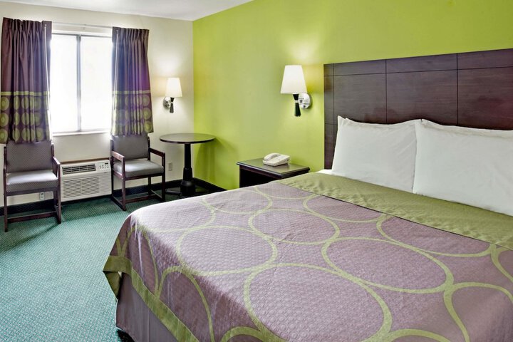 Room 8 of 16
