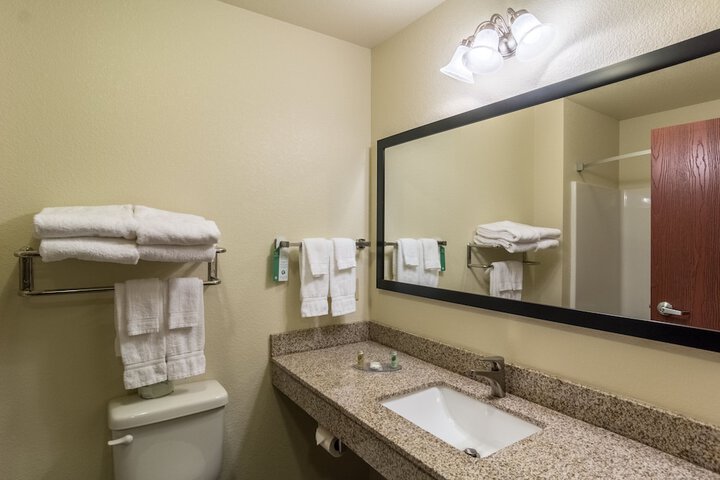 Cobblestone Hotel & Suites - Greenville