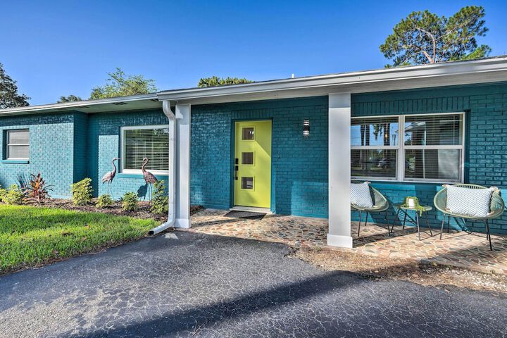 Waterfront Lake Dora Escape w / Private Dock & Slip