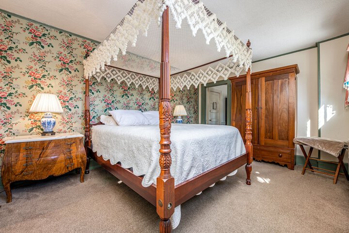Room 26 of 132