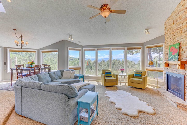 Mountain Views + Hot Tub: Airy Forest Escape!