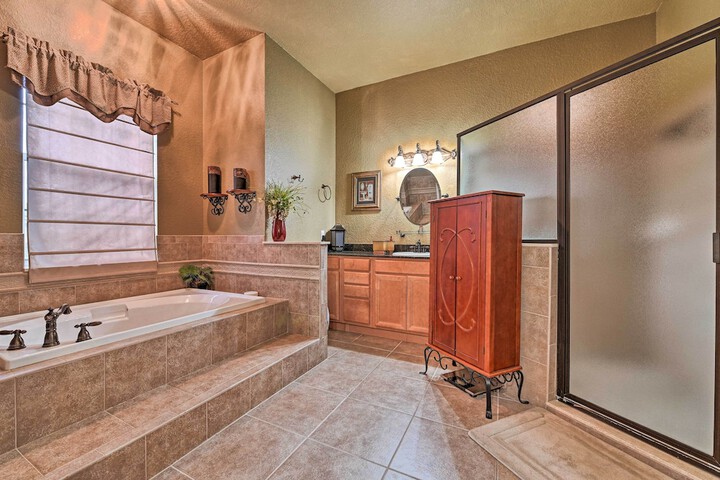 Elegant Valrico Home 15 Mi to Downtown Tampa!