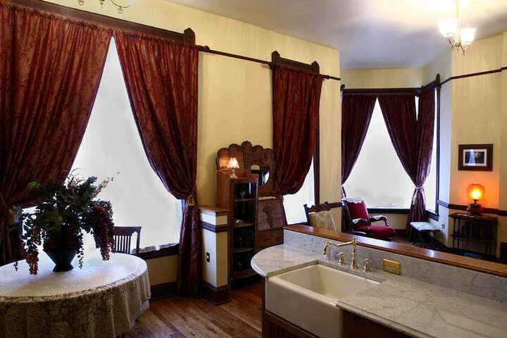 Martin & Mason Hotel