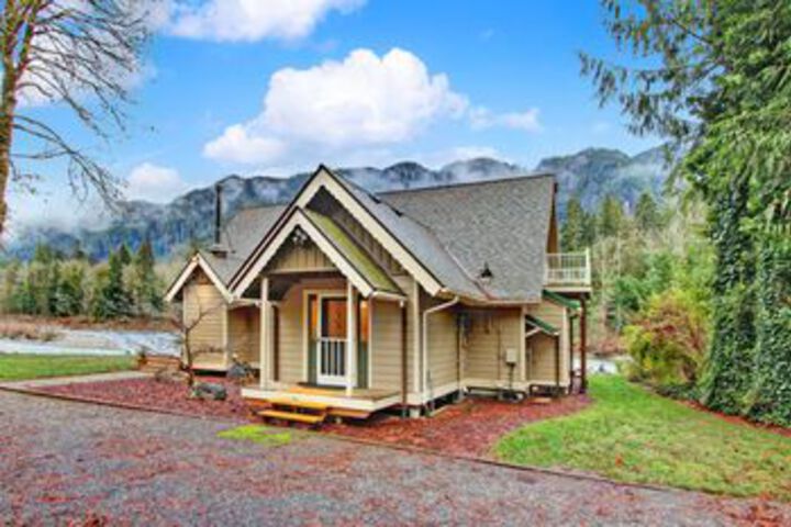 Sky Rivers Edge - Three Bedroom Cabin with Hot Tub