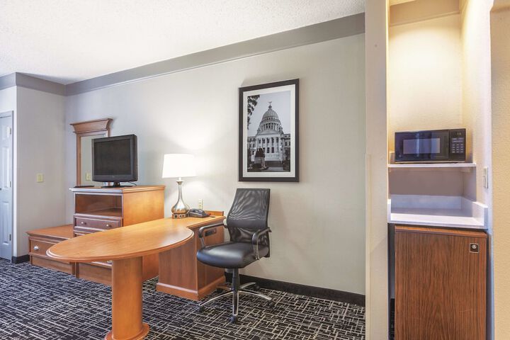 La Quinta Inn & Suites by Wyndham Jackson Airport / Pearl