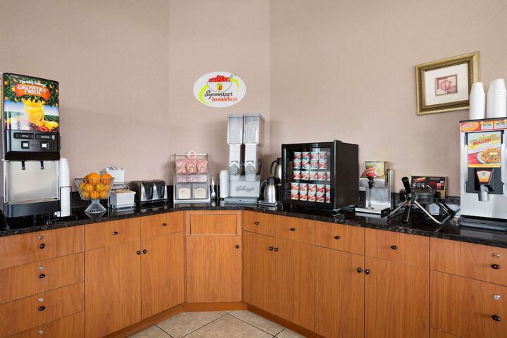 Super 8 by Wyndham Bellingham Airport / Ferndale