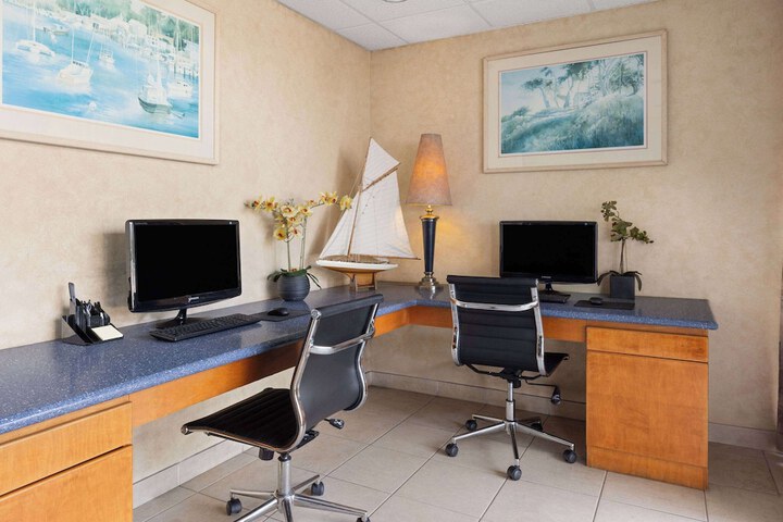 Travelodge by Wyndham Monterey Bay