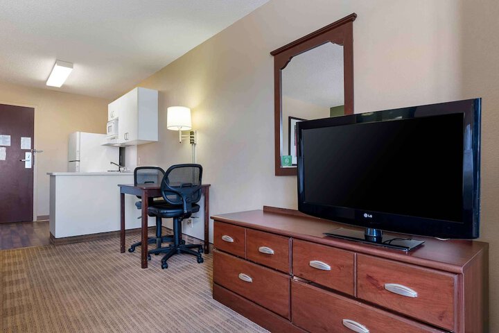 Room 11 of 28
