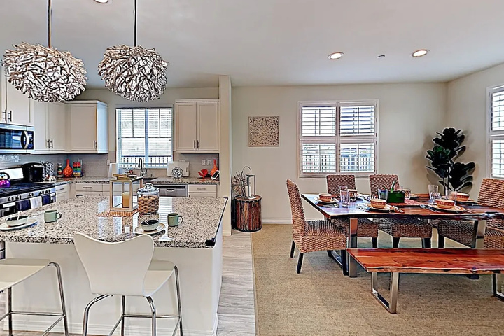 Stunning Beach W / Pool Views, Bar & Arcade 3 Bedroom Condo