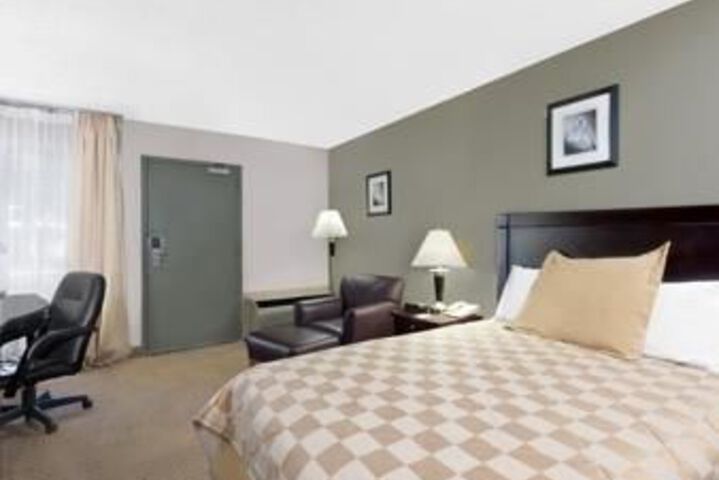 Super 8 by Wyndham Brook Park / Cleveland