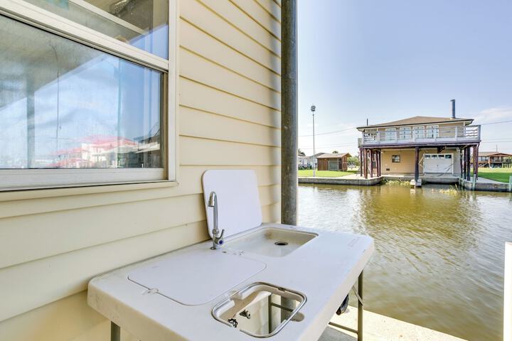Bayou Bliss: Barataria Waterfront Getaway w / Dock!