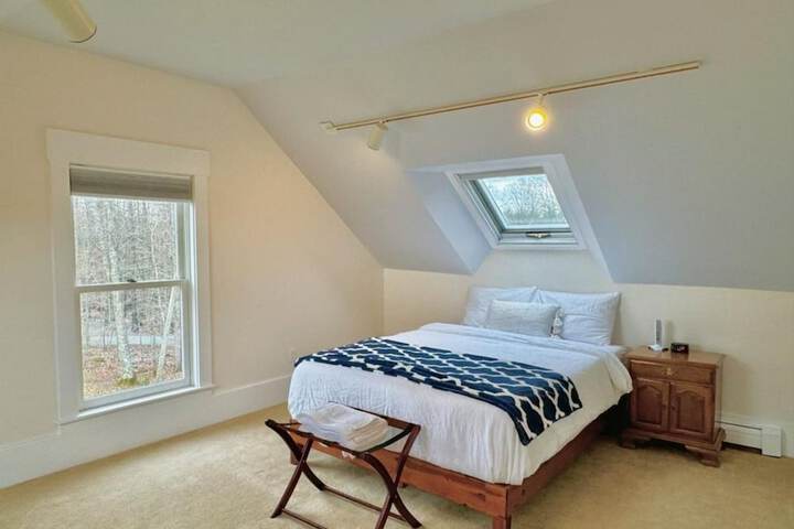 Cozy Stay w Fireplace Near Gunstock Laconia