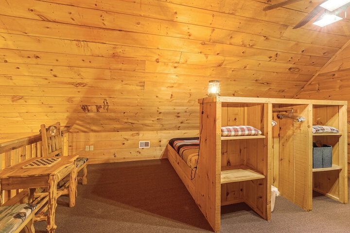 Fire Pit & Porch: Warm & Woodsy Rothbury Escape!