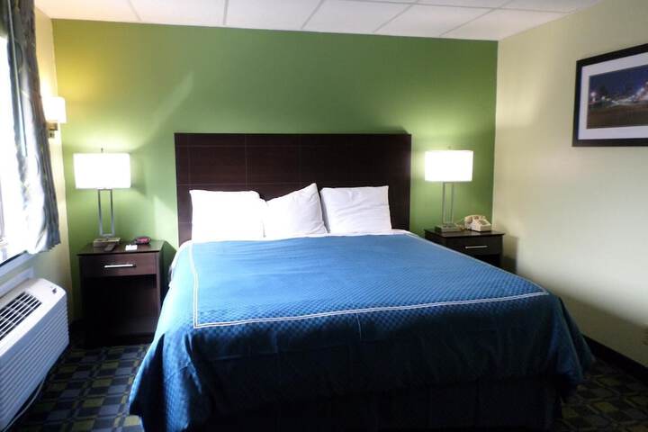Travelodge by Wyndham Cleveland Lakewood