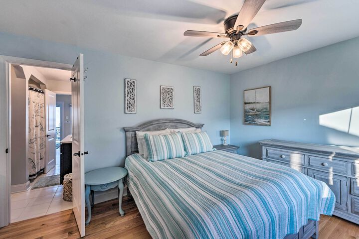 Lakefront Home w / Gorgeous Sunsets Kayaks, & Pier