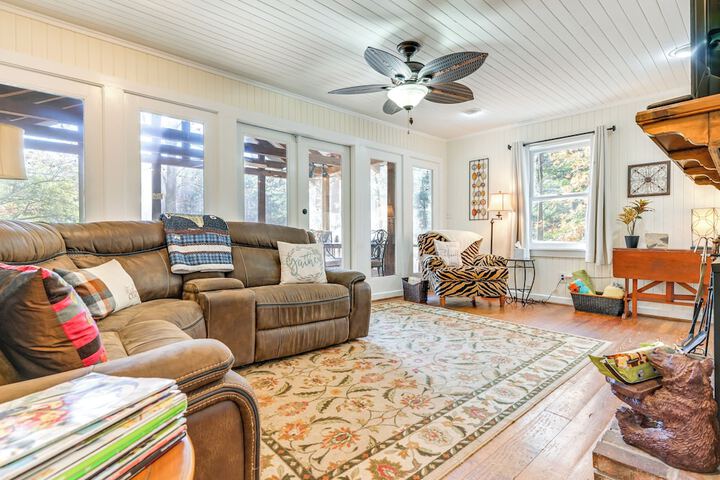 Secluded Hamilton Cabin Retreat w / Private Lake!