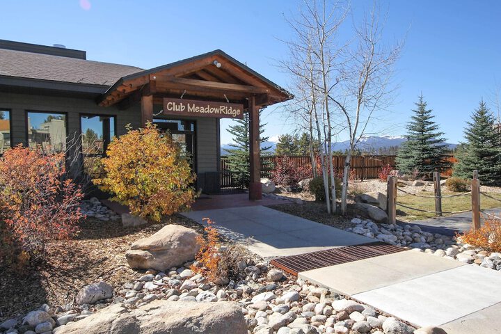 Condo w / Balcony & Views - Steps to Ski Shuttle!