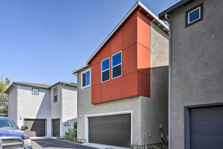 Pet-friendly Elk Grove Retreat w / Balcony!