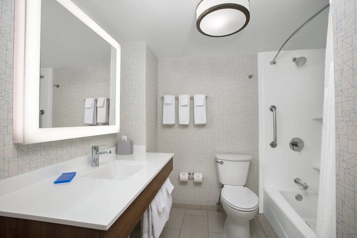Holiday Inn Express Charleston-Civic Center by IHG