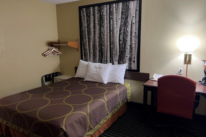 Room 10 of 28