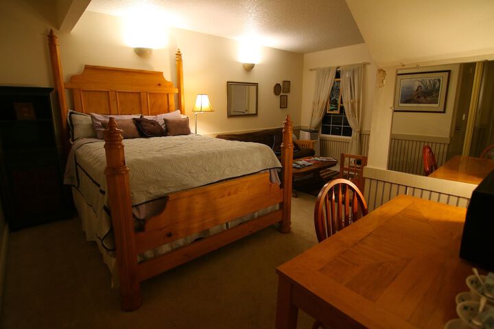 Room 6 of 12