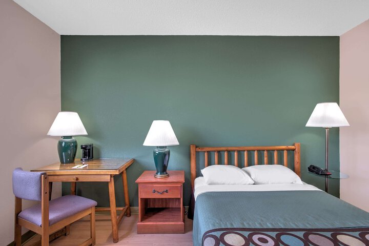 Room 7 of 28