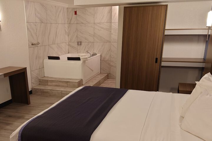 Room 13 of 33