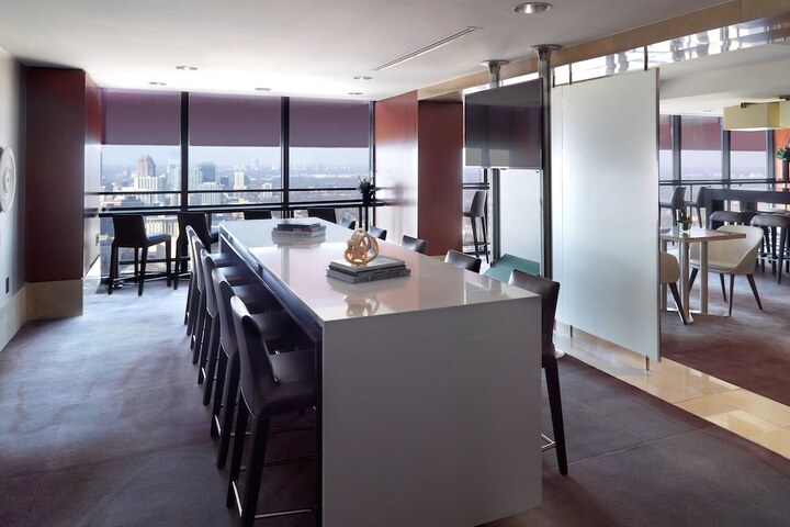 Lounge 146 of 166