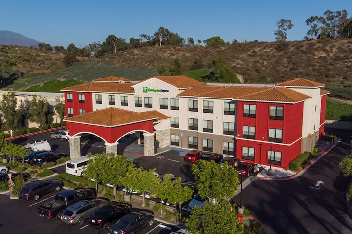 Holiday Inn Express & Suites Lake Forest by IHG
