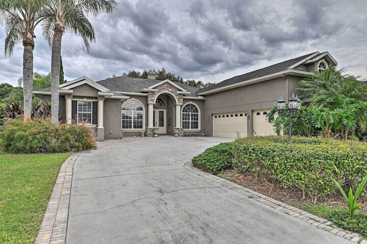 Elegant Valrico Home 15 Mi to Downtown Tampa!