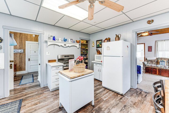 Twin Lakes Cottage: Walk to Elizabeth Lake!