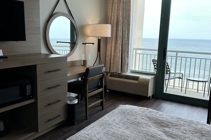 Room 33 of 104
