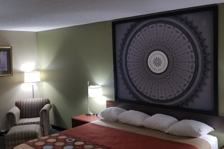 Super 8 by Wyndham Bellefontaine