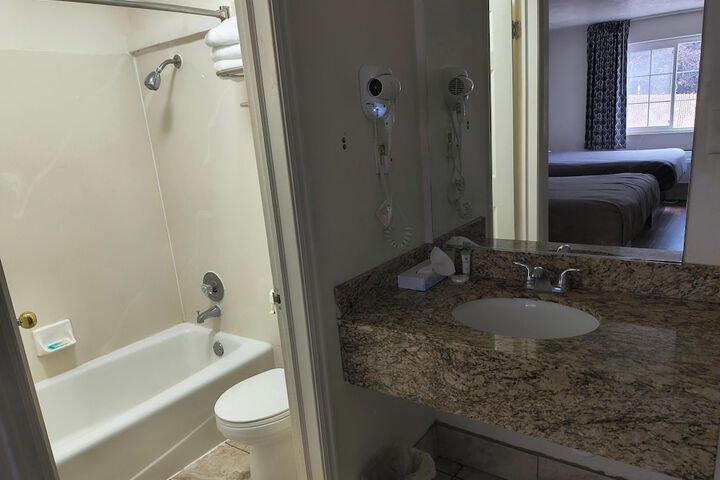 Ameri-Stay Inn & Suites