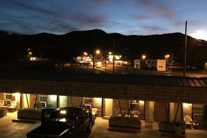 Rustic Inn Motel