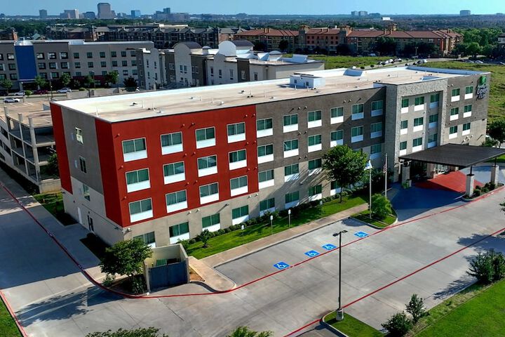 Holiday Inn Express & Suites Dallas NW - Farmers Branch by IHG