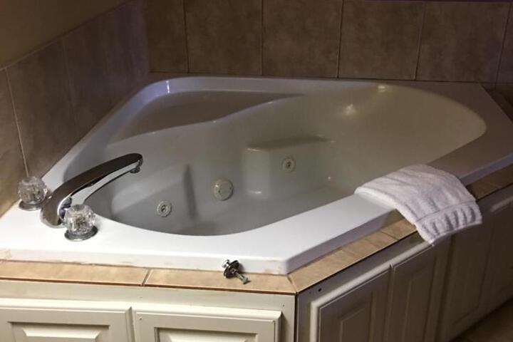 Econo Lodge Inn & Suites